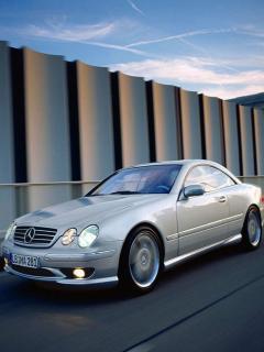 Серебристый Mersedes Bens AMG Серебристый Mersedes Bens AMG
