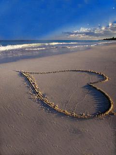 Сердце из песка на пляже