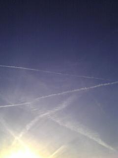 Воздушные следы от самолетов в небе