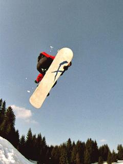 Высокий прыжок на сноуборде